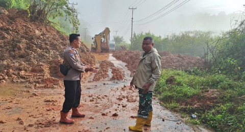 Longsor Tutupi Jalan Lintas Kerinci–Bangko, Polda Jambi Imbau Masyarakat Waspada Longsor Susulan